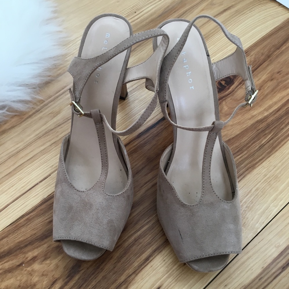 Metaphor Suede heels